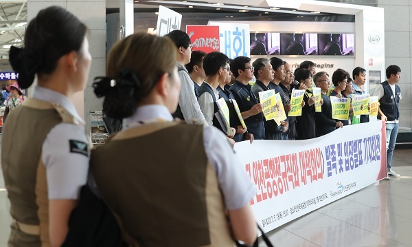 Employees of Incheon Airport’s partner companies attend a press conference hosted by the Korean Confederation of Trade Unions at the airport, west of Seoul, May 18. (Yonhap)