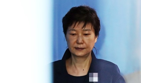 Former President Park Geun-hye, who is now in jail over corruption charges, is taken to the Seoul Central District Court on May 30, 2017, before heading to a courtroom to attend the fourth hearing over a string of corruption charges that led to her ouster in March. (Yonhap)