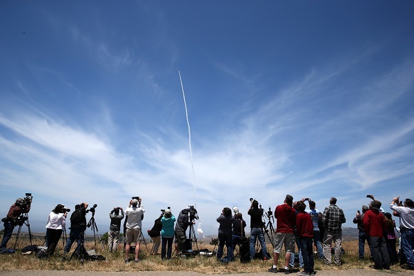 People watch as the Ground-based Midcourse Defense element of the US ballistic missile defense system launches during a flight test from Vandenberg Air Force Base in California on Tuesday. (Reuters-Yonhap)