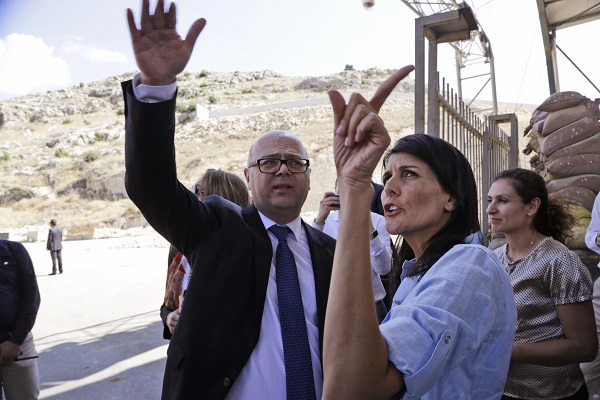 U.S. Ambassador to the U.N. Nikki Haley, right, listens to an official during a visit at the Reyhanli border crossing with Syria, near Hatay, southern Turkey. (AP-Yonhap)