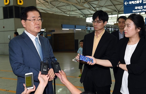 Chung Eui-yong, the National Security Office chief, speaks to the press before departing for the United States at Incheon International Airport, west of Seoul, on June 1, 2017. (Yonhap)