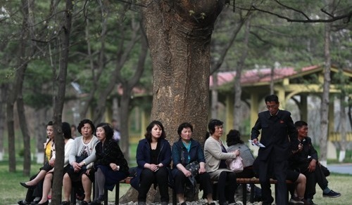 North Koreans rest at the Central Zoo in Pyongyang on April 16, 2017, in this photo released by Europe's news photo agency EPA. (Yonhap)