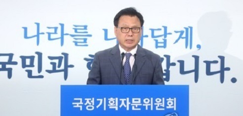 This photo, taken on May 26, 2017, shows Park Kwang-on, the spokesman for the State Affairs Planning Advisory Committee, speaking during a press conference at its office in Seoul. (Yonhap)