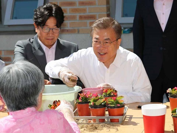 Moon visits dementia patients