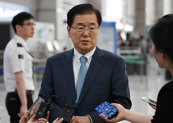 Chung Eui-yong, chief security advisor to the president, speaks to reporters at Incheon International Airport, west of Seoul, before departing for the United States on June 1, 2017. (Yonhap)