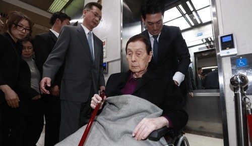 In this file photo taken on March 20, 2017, Shin Kyuk-ho, founder of South Korea`s fifth-largest business group Lotte, arrives at court in a wheelchair for questioning in Seoul over his family`s corporate crime allegations. (Yonhap)