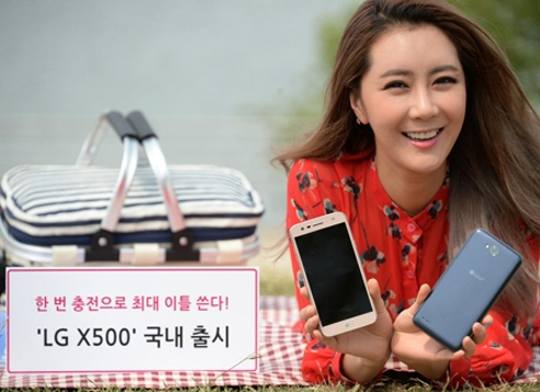A model poses with the LG X500 smartphone in this photo released by LG Electronics Inc. on June 4, 2017. (Yonhap)