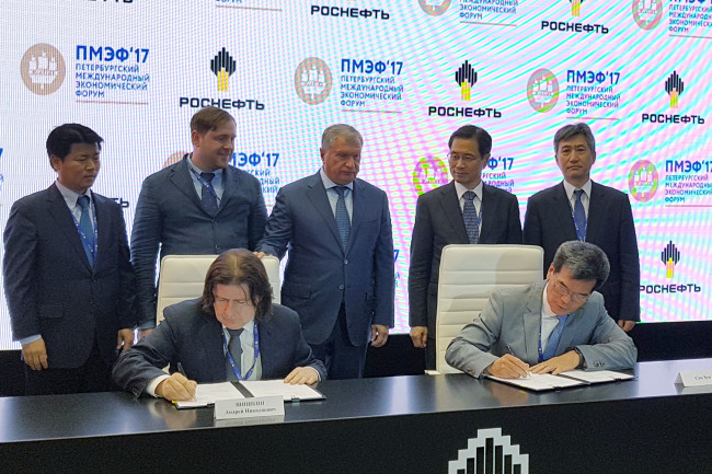 SHIPBUILDING PARTNERS -- Ka Sam-hyun (front row, right), head of the shipbuilding division at Hyundai Heavy Industries, signs an agreement with Andrey Shishkin, vice president at Rosneft at the St. Petersburg International Economic Forum on Friday. Hyundai Samho signed a technical support agreement with Russian shipyard Zvezda Shipbuilding to provide services such as technological expertise to Zvezda-Hyundai, a new 51:49 joint venture between the two companies. (Hyundai Samho)