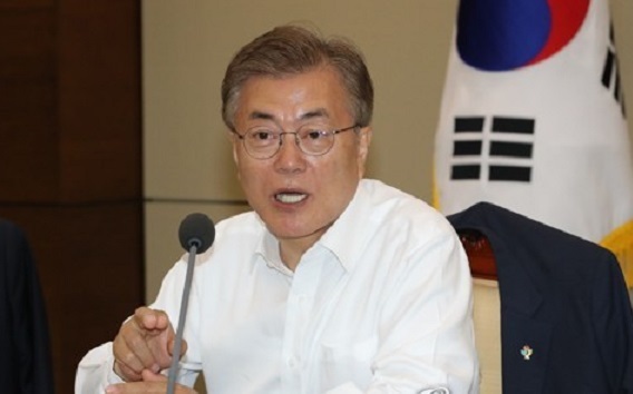 President Moon Jae-in speaks during a meeting with his senior aides at the presidential office Cheong Wa Dae in Seoul on June 1, 2017. (Yonhap)