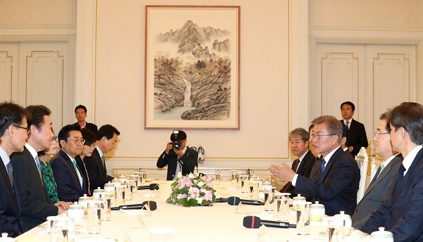 President Moon Jae-in (3rd from R) meets with new Prime Minister Lee Nak-yon (3rd from L) and presidential secretaries at Cheong Wa Dae in Seoul on May 31, 2017. (Yonhap)