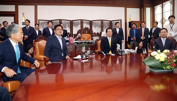 Political leaders, including National Assembly Speaker Chung Sye-kyun (2nd from R), gather for a meeting at Chung`s office in the National Assembly in Seoul on June 5, 2017. (Yonhap)