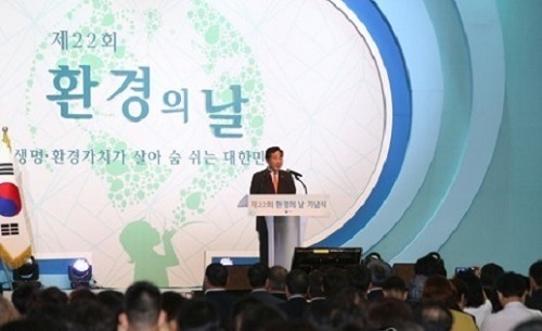 Prime Minister Lee Nak-yon speaks during a ceremony marking Environment Day at KINTEX, Goyang, west of Seoul, on June 5, 2017. (Yonhap)