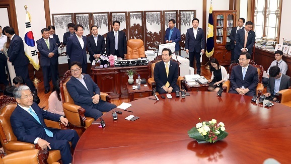 National Assembly Speaker Chung Se-kyun (second from right) and the floor leaders of three parties wait for floor leader Rep. Chung Woo-taik of the main opposition Liberty Korea Party at Speaker Chung’s office Monday. From left are Rep. Kim Dong-chul of the People‘s Party, Rep. Woo Won-sik from the ruling Democratic Party of Korea, Chung and Rep. Joo Ho-young of the Bareun Party. (Yonhap)