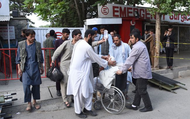 Afghan relatives push the wheelchair of a wounded man outside an Italian aid organization's hospital following a series of explosions that targeted a funeral of a politician's son, who was killed during an anti-government protest a day earlier, in Kabul on June 3, 2017. (AFP-Yonhap)
