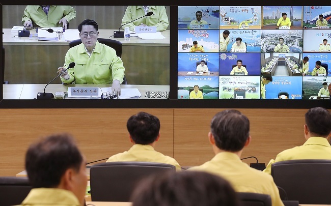 Agriculture Minister Kim Jae-woo holds a video conference from his office in Sejong, south of Seoul, on June 7, 2017, with provincial chiefs to discuss joint efforts to contain avian influenza. The bird flu alert was raised to the highest level after the virus was found to be of a highly pathogenic strain of H5N8 that has high death rates. (Yonhap)