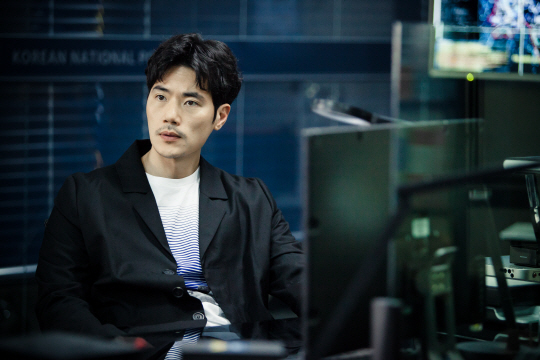 Actor Kim Kang-woo plays a detective living in the year 2037 in drama series “Circle.” (tvN)