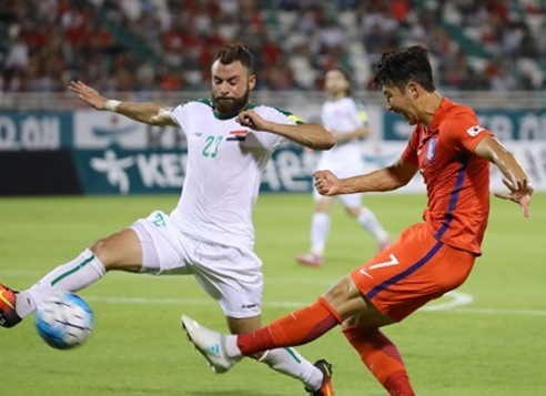 South Korean forward Son Heung-min (right) takes a shot against Iraq defender Waleed Salem during a friendly match between South Korea and Iraq at Emirates Club Stadium in Ras Al Khaimah, the United Arab Emirates, on June 7, 2017. (Yonhap)