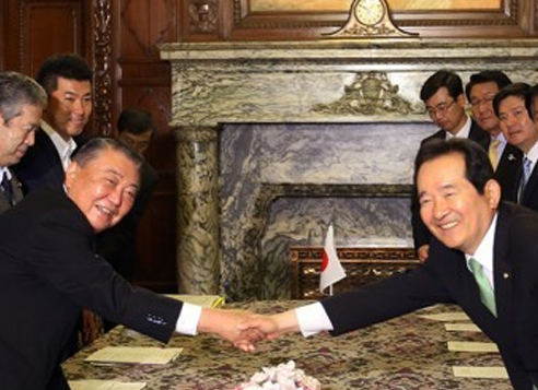 South Korea's National Assembly Speaker Chung Sye-kyun (right) and Japan's House of Representatives Speaker Tadamori Oshima shake hands at their meeting at the House of Representatives in Tokyo on June 8, 2017, in this photo provided by the parliament. (Yonhap)