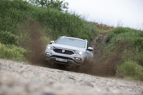 This photo taken on June 7, 2017, shows SsangYong Motor`s G4 Rexton SUV entering an off-road course in Paju, just northwest of Seoul. (Yonhap)