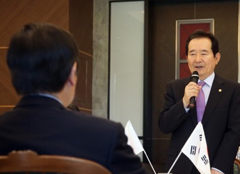 South Korea's National Assembly Speaker Chung Sye-kyun speaks during a lunch meeting with Fukushiro Nukaga, chief of the Japan-Korea Parliamentarians' Union, in Tokyo on June 9, 2017, in this photo provided by the Assembly. (Yonhap)