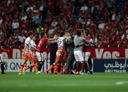 In this photo taken by the K League on May 31, 2017, players and coaches from Jeju United and Urawa Red Diamonds get tangled up in an on-field brawl during the Asian Football Confederation Champions League round of 16 match at Saitama Stadium in Saitama, Japan. (Yonhap)