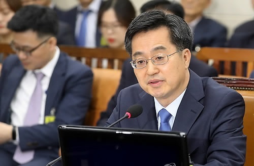 Finance Minister nominee Kim Dong-yeon speaks at a confirmation hearing held at the National Assembly in Seoul on June 7, 2017. (Yonhap)