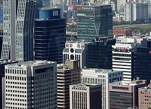 This undated file photo shows a cluster of local brokerages' main offices in Seoul's financial district of Yeoido. (Yonhap)