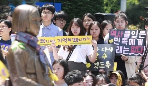 A weekly rally is under way in front of the Japanese Embassy, which is being renovated, in downtown Seoul on May 17, 2017, to demand Japan apologize for the sexual slavery of Korean women by the Japanese military during World War II. (Yonhap)