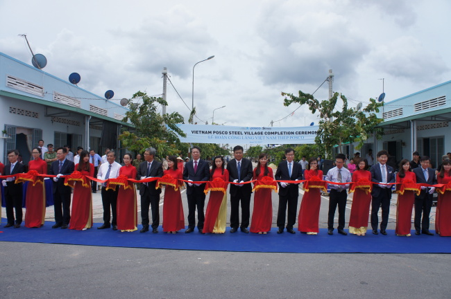 Posco Chairman Kwon Oh-joon (fourth from right) at a building dedication ceremony Tuesday. The Posco 1% Sharing Foundation donated houses for 104 low-income families in Ba Ria-Vung Tau province, Vietnam. (Posco)