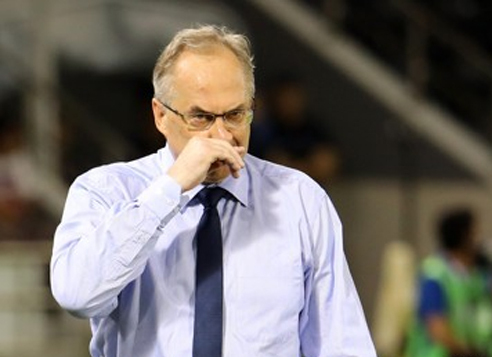 South Korea's national football team head coach Uli Stielike wipes his nose during the FIFA World Cup Asian qualifier against Qatar at Jassim Bin Hamad Stadium in Doha on June 13, 2017. (Yonhap)