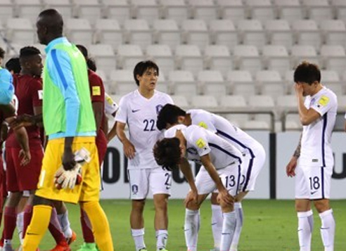 South Korean players (in white) react to their 3-2 loss to Qatar in the teams' World Cup qualifying match at Jassim Bin Hamad Stadium in Doha on June 13, 2017. (Yonhap)
