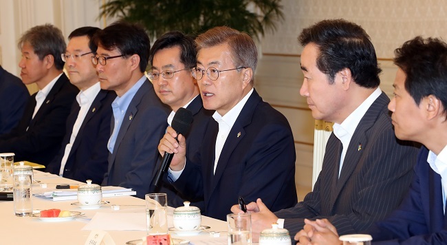 President Moon Jae-in speaks during a meeting with the leaders of 17 major provincial governments at the presidential office Cheong Wa Dae in Seoul on June 14, 2017. (Yonhap)