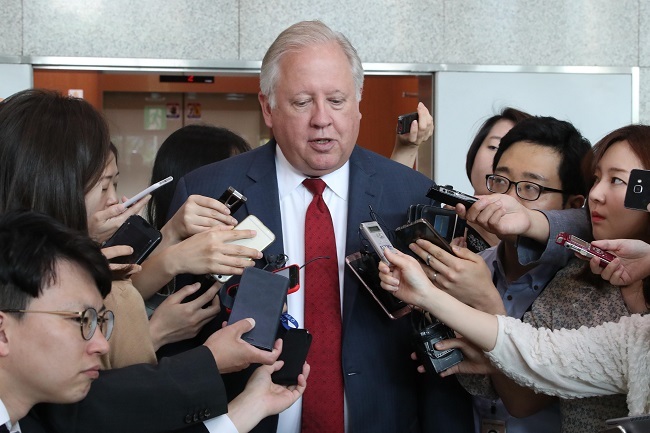 US Under Secretary of State for Political Affairs Thomas Shannon speaks to reporters at the Foreign Ministry headquarters in Seoul on Wednesday after a meeting with South Korea‘s Vice Foreign Minister Lim Sung-nam. (Yonhap)