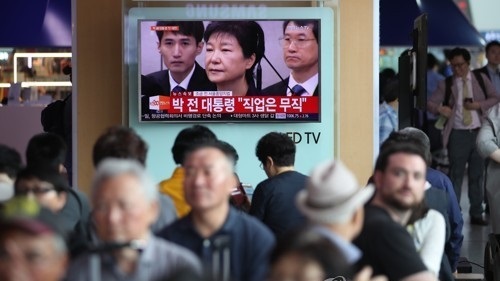Citizens watch TV news on former President Park Geun-hye`s court hearing at Seoul Station in central Seoul on May 23, 2017. (Yonhap)