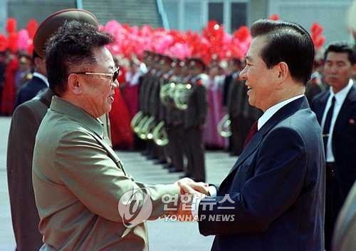 This file photo taken by the Joint Press Corp. on June 13, 2000, shows former South Korean President Kim Dae-jung (right) and his North Korean counterpart Kim Jong-il shaking hands at an airport in Pyongyang as the two Koreas hold their first inter-Korean summit. (Yonhap)