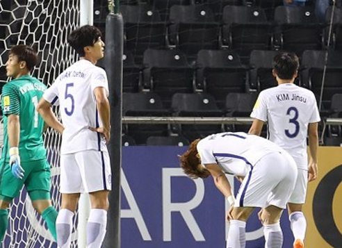 South Korean players react to a third goal by Qatar in a 3-2 loss in the teams' World Cup qualifying match at Jassim Bin Hamad Stadium in Doha on June 13, 2017. (Yonhap)