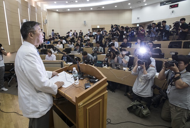Kim Yon-su, vice president of Seoul National University Hospital, speaks during a press breifing in Seoul on Thursday. (Yonhap)