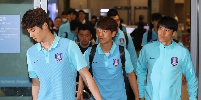 Members of the South Korean men`s football team arrive at Incheon International Airport on June 14, 2017, following a 3-2 loss to Qatar in a World Cup qualifying match in Doha. (Yonhap)