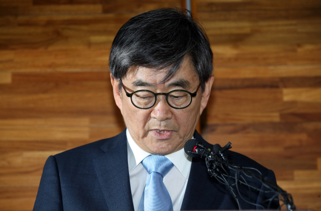 Nominee Ahn Kyong-whan apologizes for misdeeds at a news conference on Friday. (Yonhap)