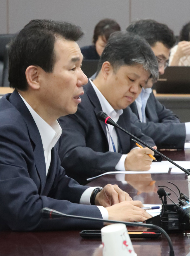 Financial Services Commission Vice Chairman Jeong Eun-bo speaks at a policy meeting on how to cope with the MSCI’s inclusion of 222 China A Large Cap shares to the benchmark emerging markets index Wednesday. (Yonhap)