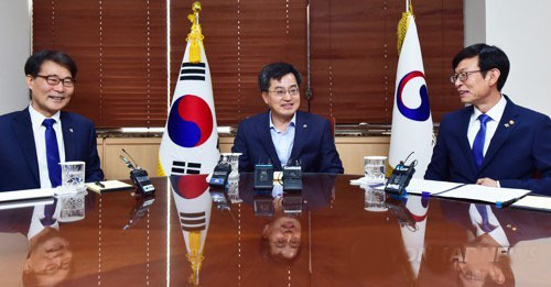 Finance Minister Kim Dong-yeon (C), Fair Trade Commission (FTC) Chairman Kim Sang-jo (R) and presidential chief of staff for policy Jang Ha-sung (L) hold trilateral talks in Seoul on June 21, 2017. (Yonhap)