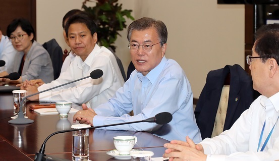 President Moon Jae-in (center) speaks with his top presidential secretaries during their weekly meeting at the presidential office Cheong Wa Dae on June 22, 2017. (Yonhap)