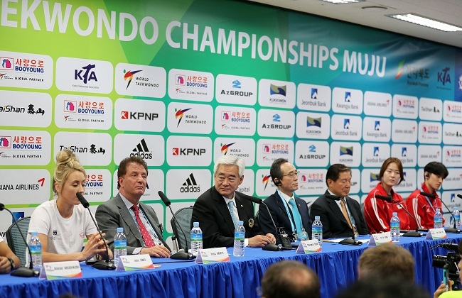 Athletes and officials participating in the World Taekwondo Federation World Taekwondo Championships in Muju, North Jeolla Province, attend a press conference at Taekwondowon on June 24, 2017. From left: British practitioner Jade Jones; Hoss Rafaty, WTF`s secretary general; Choue Chung-won, president of the WTF; Song Ha-jin and Lee Yun-taek, co-presidents of the organizing committee; and South Korean athletes Oh Hye-ri and Lee Dae-hoon. (Yonhap)