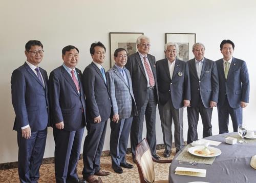 Attendees of the luncheon hosted by the WTF President Choue Chung-won (third from right) pose for pictures at the club house of Muju Deogyusan Country Club in Muju, North Jeolla Province. From left: Kim Yeon-chul, Inje University professor; Lee Hee-beom, head of the 2018 PyeongChang Winter Olympics organizing committee; An Min-seok, a Democratic Party legislator; Park Won-soon, mayor of Seoul; Chang Ung, North Korean member of the International Olympic Committee; Choue; Yu Zaiqing, an IOC vice president, and Lee Dong-sup, a People`s Party lawmaker. (WTF)
