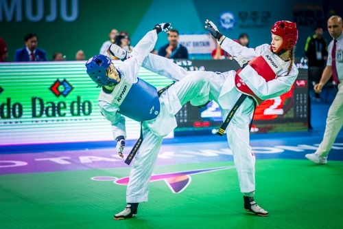 Kim So-hui of South Korea (left) battles Courtney Eardley of Britain in the round of 32 match at the WTF World Taekwondo Championships at Taekwondowon's T1 Arena in Muju, North Jeolla Province, on June 25, 2017. (WTF)