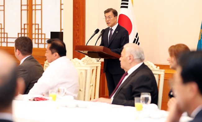 South Korean President Moon Jae-in (at podium) offers welcome remarks at a luncheon he hosted at the presidential office Cheong Wa Dae for parliamentary speakers from 25 European and Asian countries on June 27, 2017. (Yonhap)