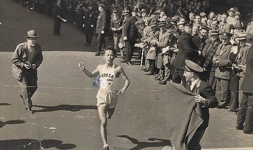Late South Korean runner Suh Yun-bok cross the finish line to win the 1947 Boston Marathon on April 19, 1947. (Korean Sport & Olympic Committe)