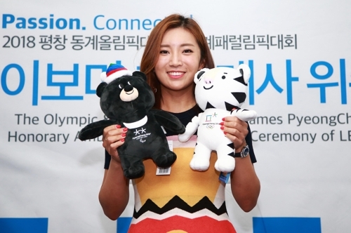 South Korean golfer Lee Bo-mee poses with the mascots of the PyeongChang Winter Paralympics and PyeongChang Winter Games, Bandabi (left) and Soohorang, after being named an honorary ambassador for PyeongChang 2018 in Seoul on June 27, 2017. (2018 PyeongChang Winter Olympics organizing committee)
