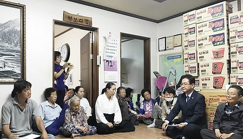 South Korea's Vice Defense Minister Suh Choo-suk (second from right) meets with a group of residents on June 27, 2017, in Seongju, North Gyeongsang Province, where the THAAD missile defense system is deployed, in this photo provided by the residents. (Yonhap)