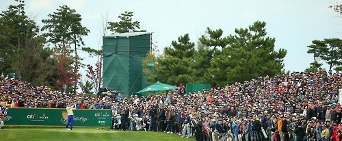 Crowds are gathered at Jack Nicklaus Golf Club in Incheon for the 2015 Presidents Cup on Oct. 11, 2015. (Yonhap)
